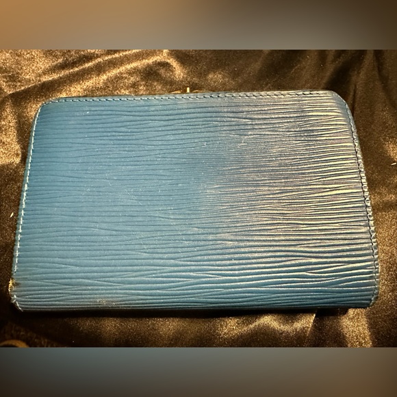 Louis Vuitton Blue EPI wallet. Kisslock coin area Authenticate. View pictures - Picture 8 of 16